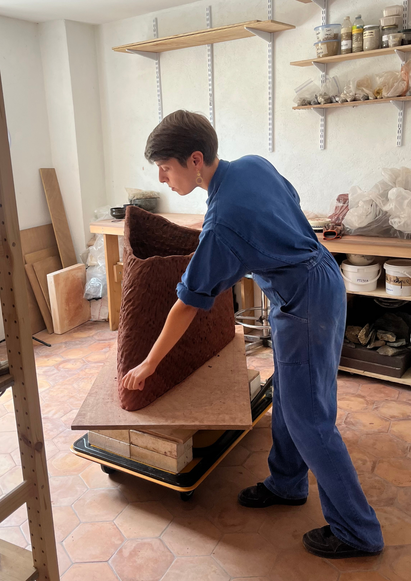 Agathe Rottier au travail de l'argile dans son atelier